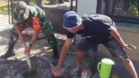 Babinsa Blimbing Bersama Warga Arjosari Perbaiki Jalan