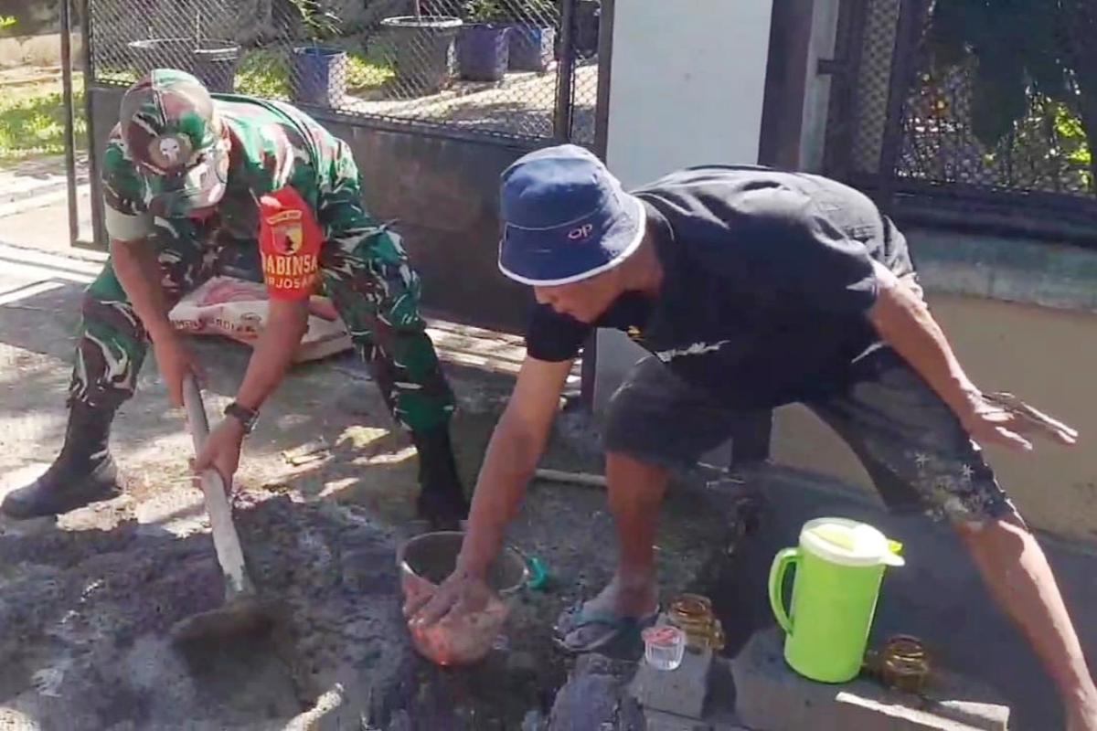 Babinsa Blimbing Bersama Warga Arjosari Perbaiki Jalan