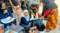 Babinsa Kedungkandang Dampingi Imunisasi Balita Keliling Puskesmas