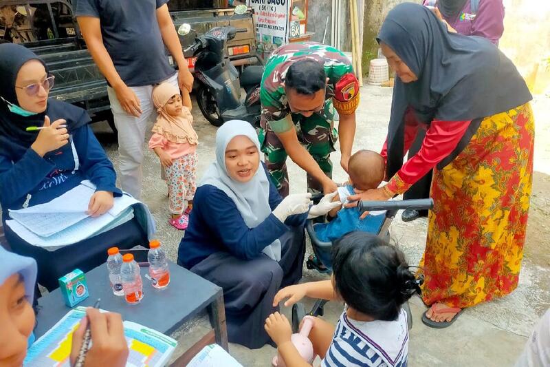 Babinsa Kedungkandang Dampingi Imunisasi Balita Keliling Puskesmas