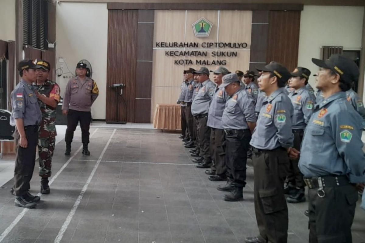 Babinsa Sukun Berikan Pelatihan dan Pembekalan Linmas Ciptomulyo
