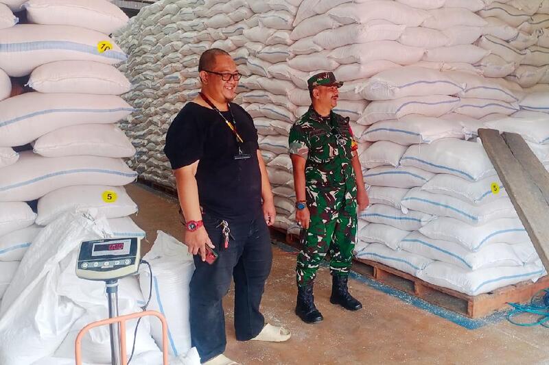 Babinsa Sukun Kawal Stok Beras Gudang Bulog