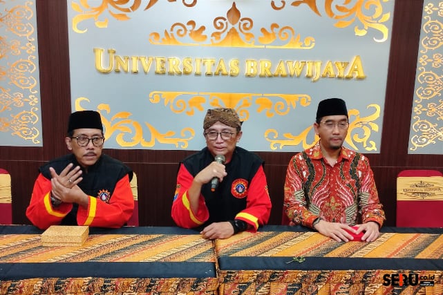 Drs M Afnan Hadikusumo, Prof Moch. Sasmito Djati dan Prof Widodo, menjawab pertanyaan awak media. (rhd)