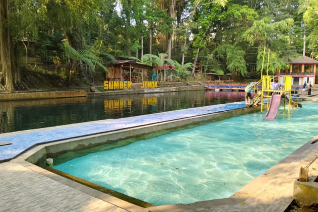 Fasilitas permainan, gazebo dan jenis air berbeda di wisata alam Sumber Jenon. (ist)