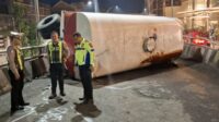 Gandengan Truk Tetes Tebu Lepas Terguling di Flyover Kotalama, Empat Pengendara R2 Cedera
