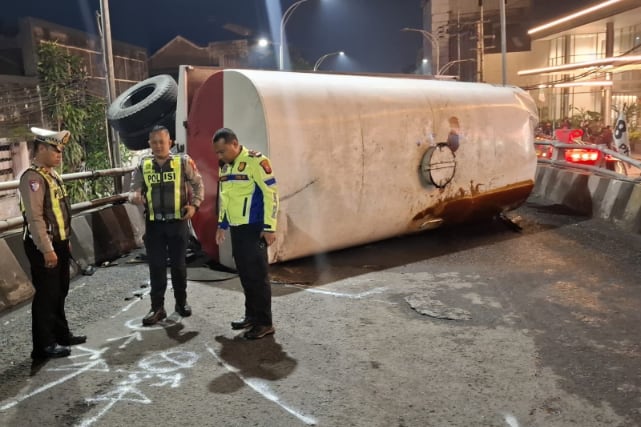 Gandengan Truk Tetes Tebu Lepas Terguling di Flyover Kotalama, Empat Pengendara R2 Cedera