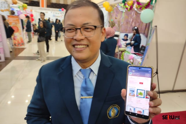 Dekan FTP UB, Prof Dr Yusuf Hendrawan STP  MAppLife Sc PhD, menunjukkan aplikasi Britech Store. (rhd)