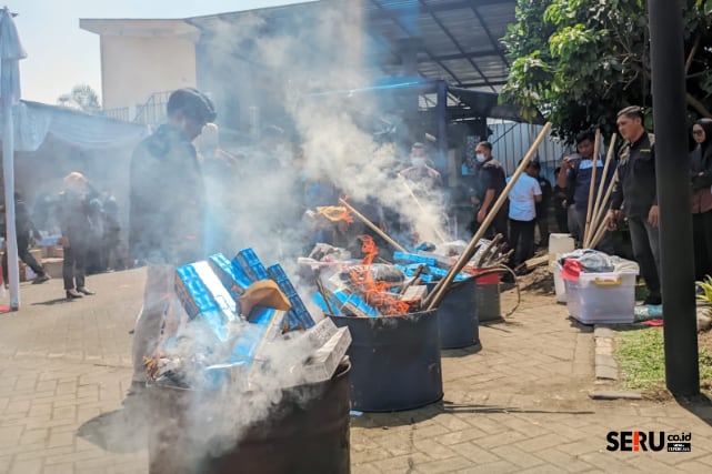 Pemusnahan ribuan bungkus rokok ilegal. (bas)
