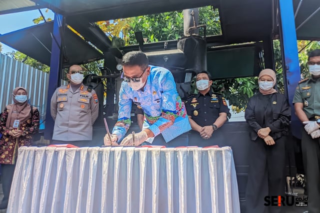 Jajaran Forkopimda Kota Malang menandatangani berita acara pemusnahan barang bukti. (bas)