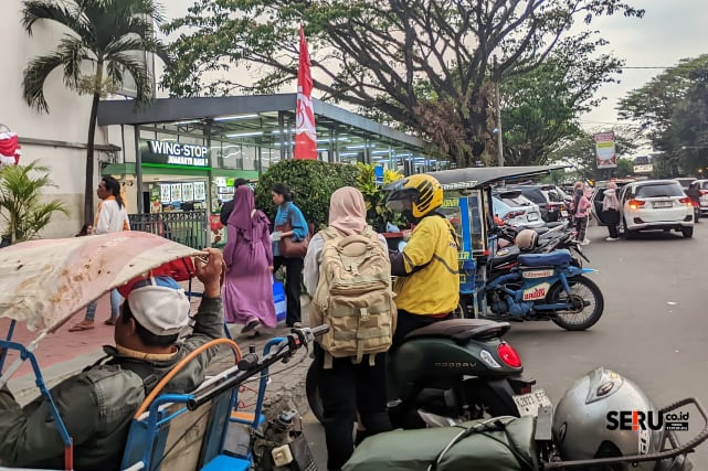 Stasiun Kotabaru Malang belum memiliki shelter ojol, dinilai menjadi penyebab kepadatan arus lalu lintas. (bas)