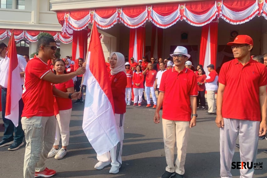 Pembagian bendera merah putih untuk setiap kecamatan dan warga masyarakat. (bas)