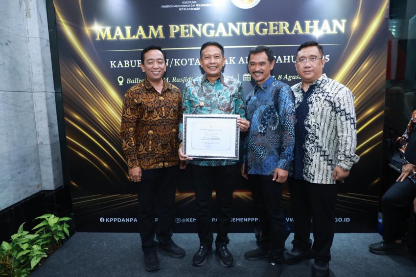 Wali Kota Malang bersama sejumlah kepala OPD atau yang mewakili usai penerimaan penghargaan KLA. (pro)