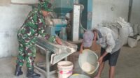 Babinsa Sawojajar Bantu Petani Keringkan dan Giling Padi Pascapanen