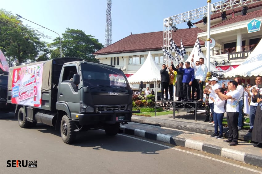 Pelepasan 5 (lima) truk TNI yang membawa bantuan sembako ke tiap kecamatan. (rhd)