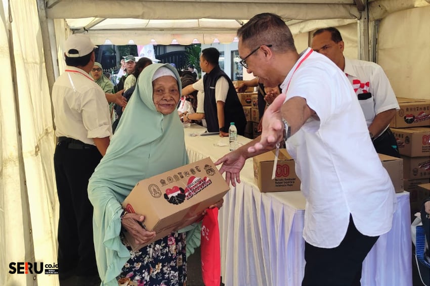 Para penerima bantuan sembako antre dengan tertib. (rhd)