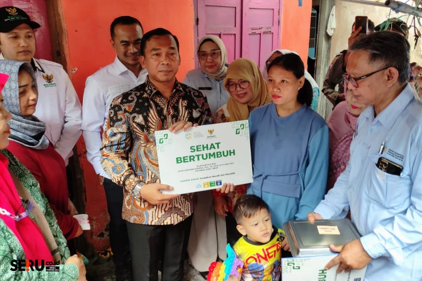 Pemberian simbolis bantuan kepada ibu hamil kategori KRS. (rhd)