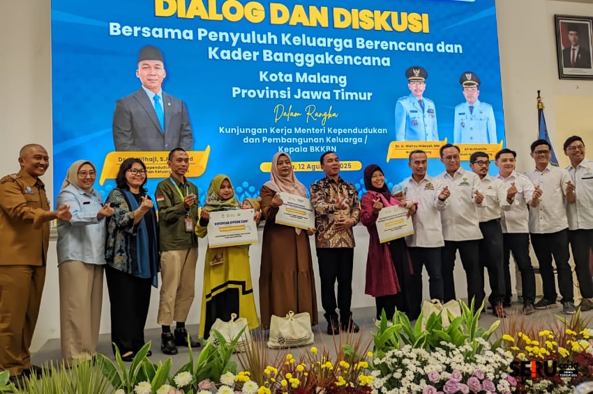 Pemberian bantuan program Genting untuk mencegah stunting. (bas)