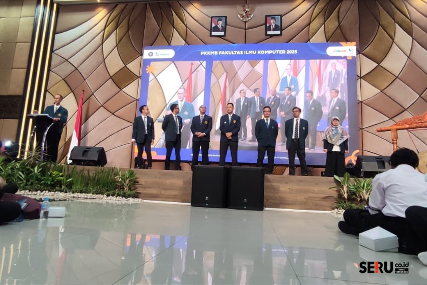 Dekan FILKOM UB memperkenalkan jajaran Dekanat, Departemen dan Kaprodi. (rhd)