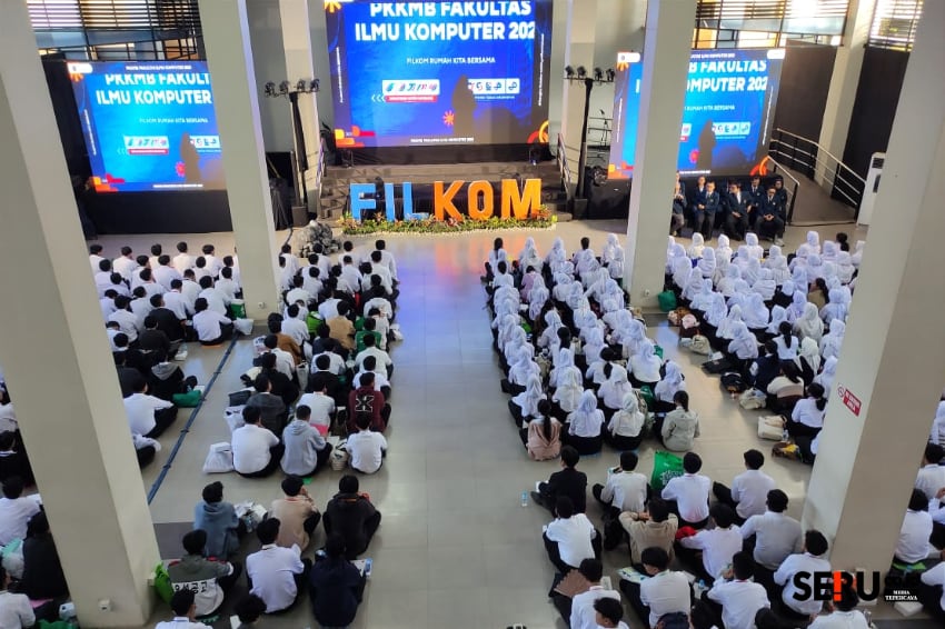 Animo mahasiswa baru FILKOM UB mengikuti PKKMB 2024-2025 di gedung F. (rhd)