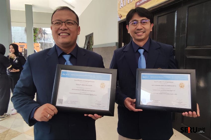 Dekan dan Wakil Dekan FTP UB juga menerima sertifikasi dari IDEA AI. (rhd)