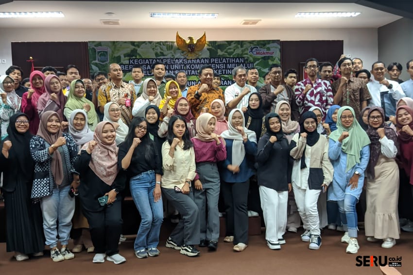 Foto bersama para narasumber dan peserta pelatihan digital marketing. (wul)