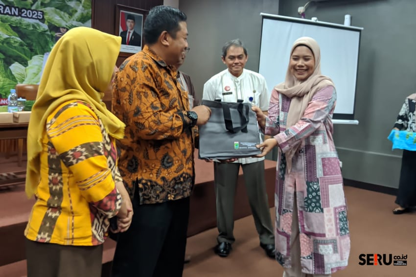 Simbolis pembukaan pelatihan digital marketing ditandai penyerahan materi kepada perwakilan peserta. (wul)