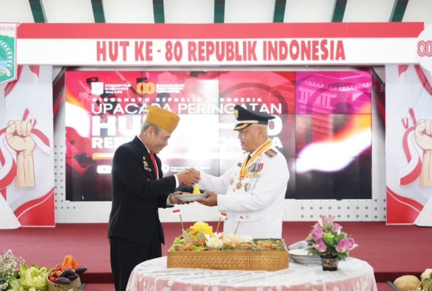 Bupati Malang, HM Sanusi memberikan potongan tumpeng peringati HUT ke-80 RI kepada veteran tentara. (ist)