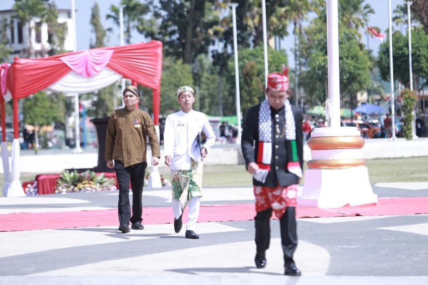Bupati Jember Kenakan Syal Palestina, Pesan Damai Upacara HUT ke-80 Kemerdekaan RI