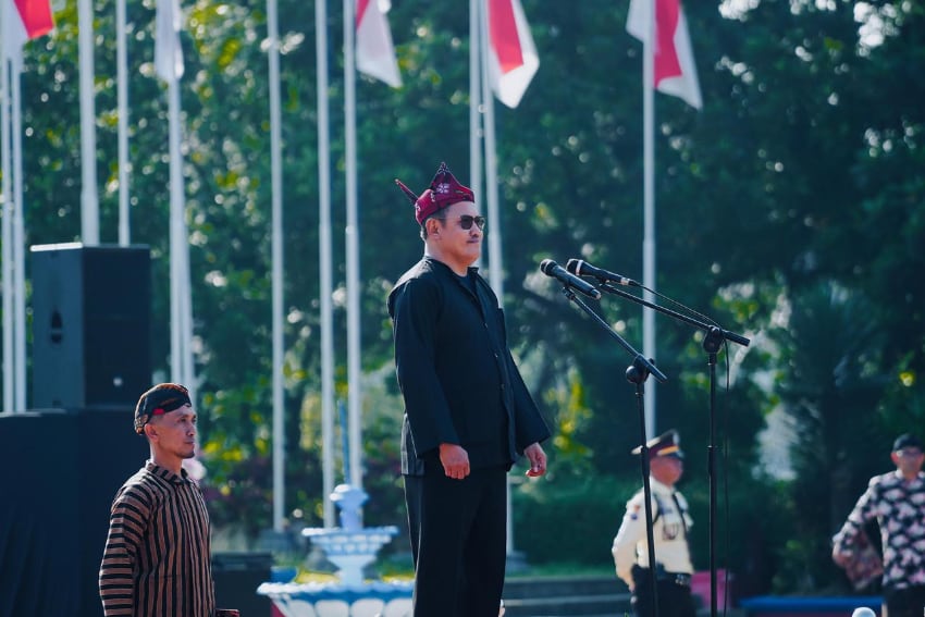Rektor UMM Prof. Dr. Nazaruddin Malik MSi menjadi inspektur upacara. (ist)