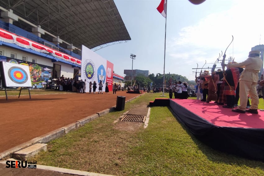 Pelepasan anak panah simbolis pembukaan PKKMB 2025 dan launching logo Dies Natalis ke-71 UM. (rhd)