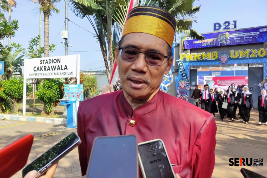 Rektor UM, Prof Dr Hariyono MPd menjawab pertanyaan awak media. (rhd)