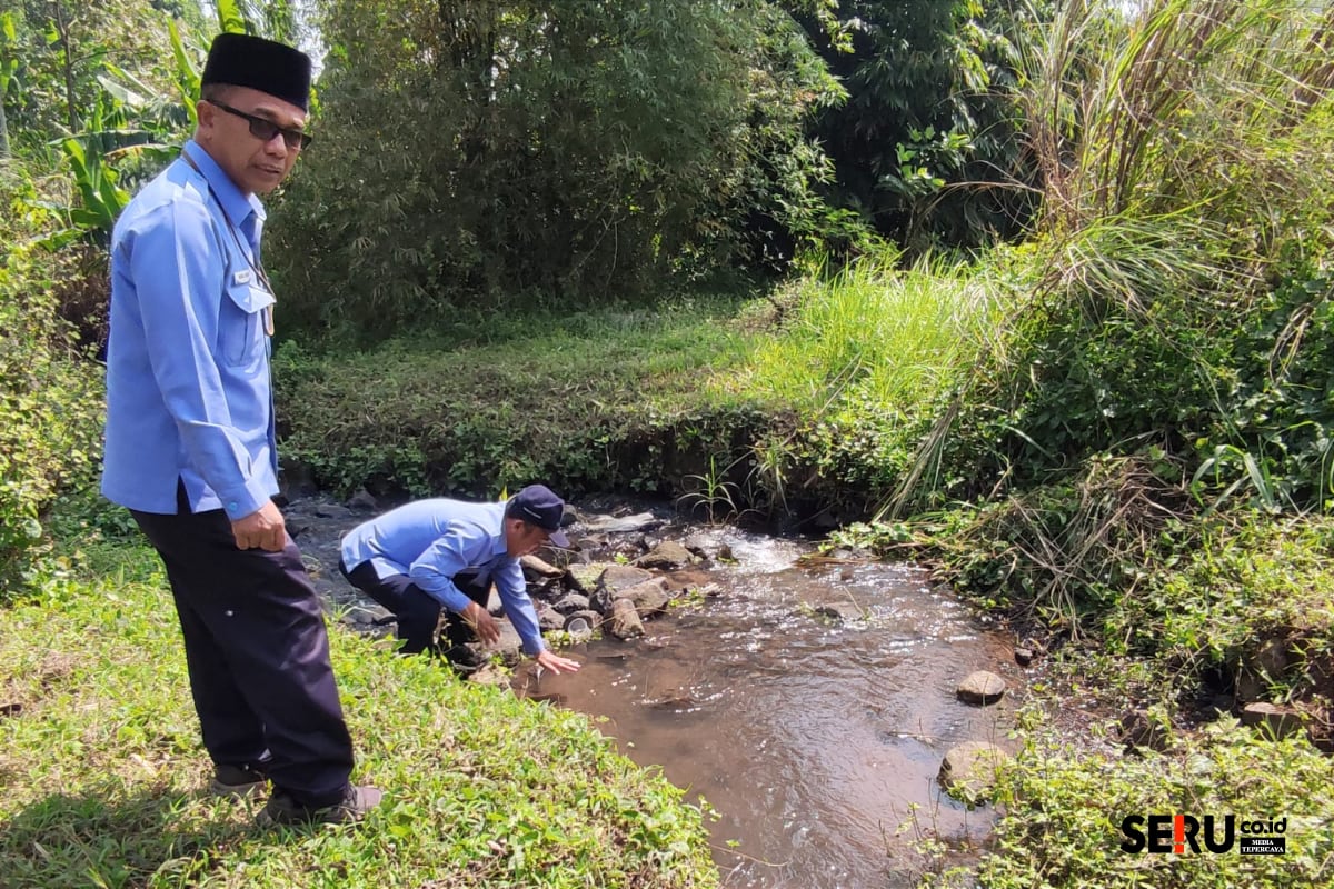 Petugas Perumda Tirta Kanjuruhan meninjau sumber mata air Krabyakan. (rhd)