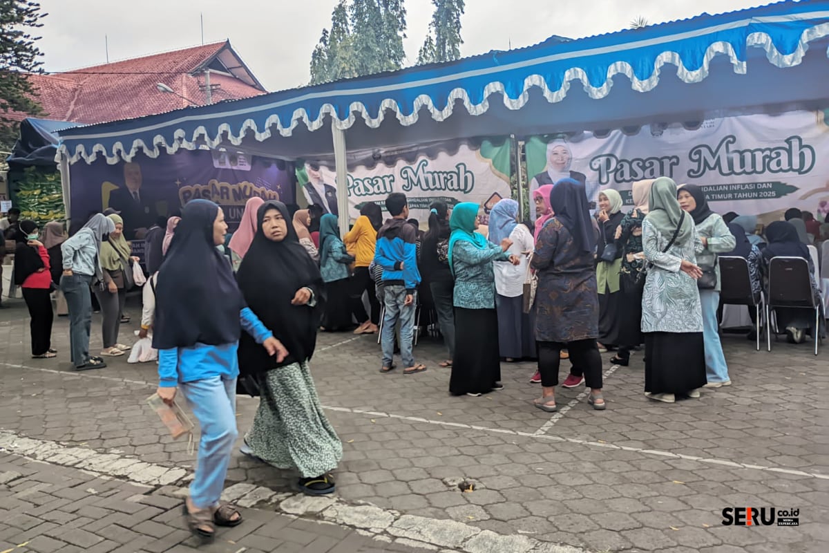 Penyelenggaraan pasar murah menarik perhatian warga sekitar. (bas) 