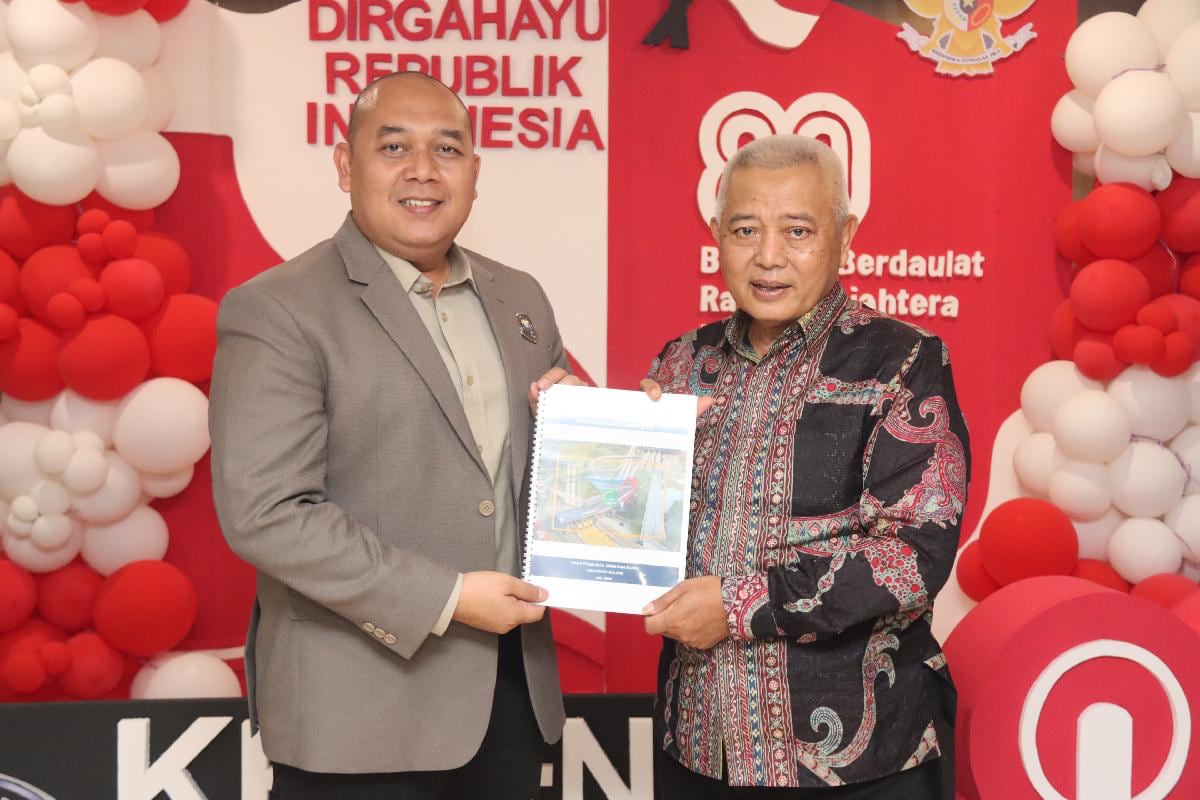 Bupati Malang, HM Sanusi bersama Staf Khusus Bidang Manajemen dan Kerjasama Antar Lembaga Kemenko IPK, Agust Jovan Latuconsina. (ist)