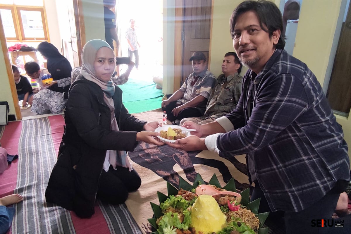 Pemotongan tumpeng peresmian OTA Bululawang oleh Pendiri MAC (kanan) kepada orang tua anak autisme. (rhd)