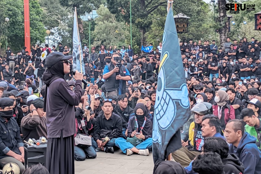 Fasilitator Kamisan Malang menegaskan, pemerintah dan penegak hukum harus mengusut tuntas kematian driver ojol. (bas)
