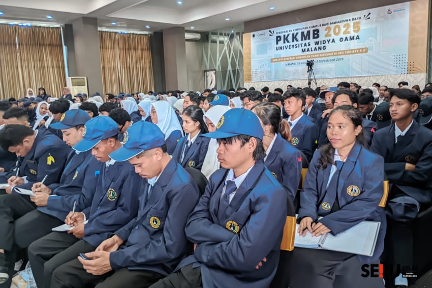 Mahasiswa baru Universitas Widya gama mengikuti kegiatan PKKMB Tahun Ajaran 2025/2026. (bas)