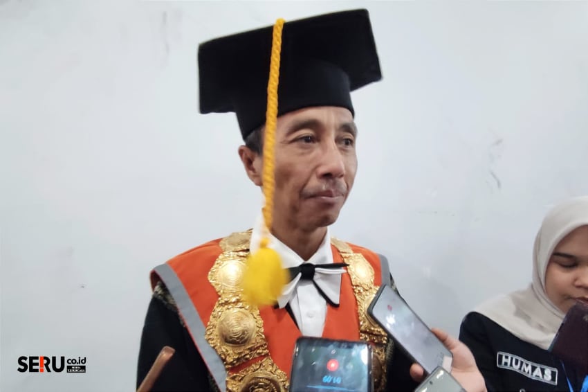 Direktur Polinema, Ir Supriatna Adhisuwignjo ST, menjawab pertanyaan awak media. (rhd)