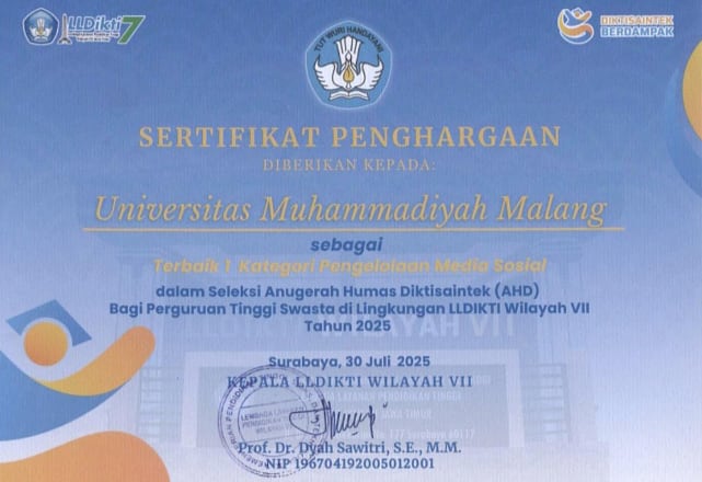 Sertifikat Penghargaan kepada Humas UMM. (ist)