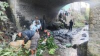 Babinsa Klojen Bersama Warga Oro-oro Dowo Gotong Royong Bersihkan Aliran Kali Sukun