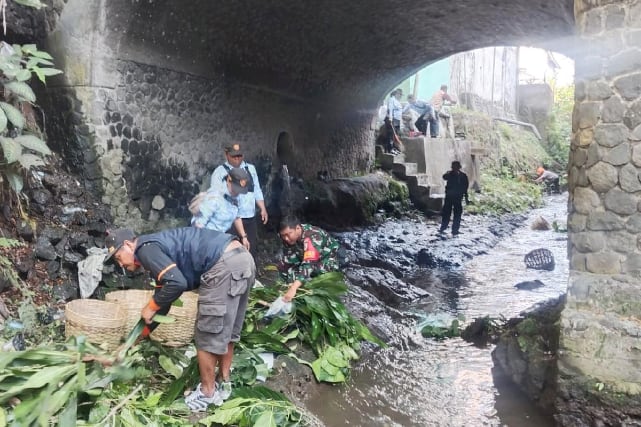 Babinsa Klojen Bersama Warga Oro-oro Dowo Gotong Royong Bersihkan Aliran Kali Sukun