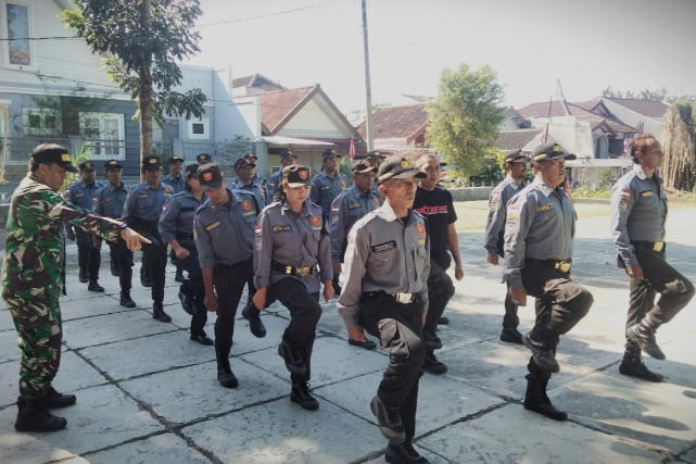 Babinsa Sukun Berikan Pelatihan PBB Linmas Pisangcandi
