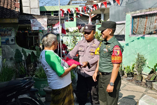 Babinsa Klojen Ajak Warga Bareng Pasang Bendera Merah Putih
