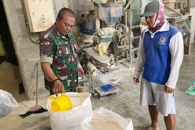 Babinsa Blimbing Monitoring Penggilingan Padi di UD Terang Jaya