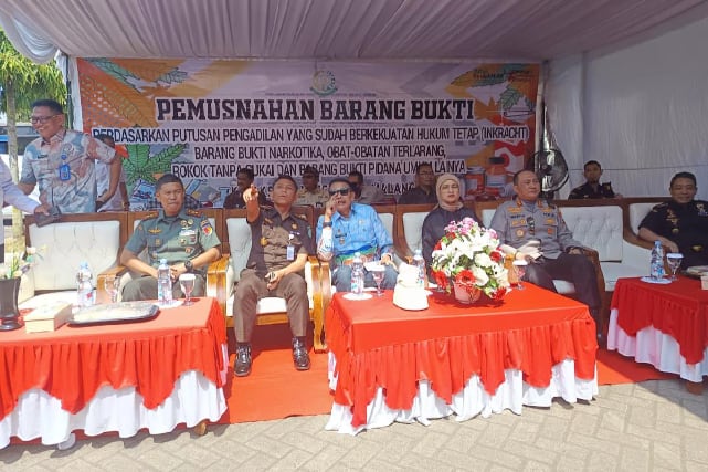Dandim 0833 Hadiri Pemusnahan Barang Bukti di Kejari Kota Malang