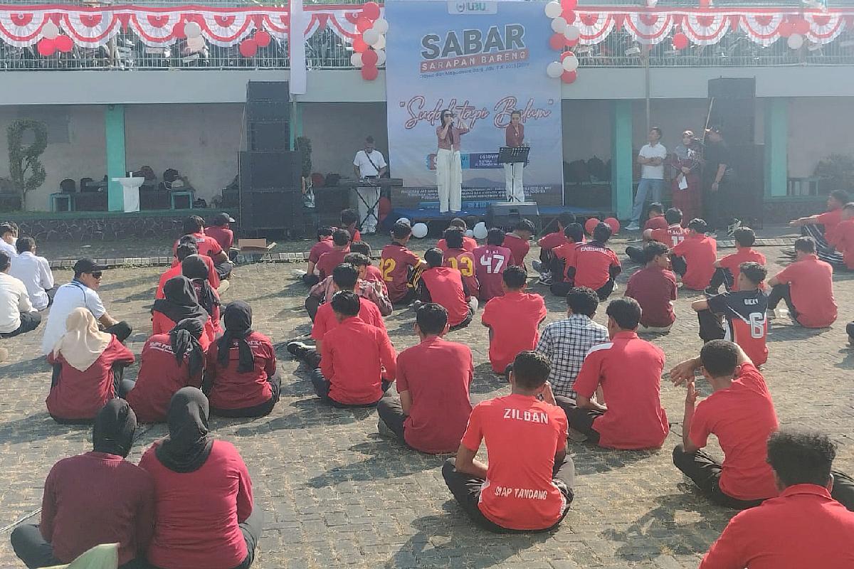Dosen dan maba UIBU sarapan bareng sembari dihibur. (ist)