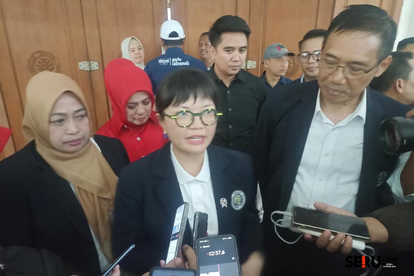 Wamendiktisaintek, Prof. Stella Christie PhD menjawab pertanyaan awak media. (rhd)