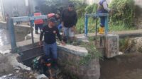 Babinsa Tunggulwulung Bersama Warga Kerja Bakti Bersihkan Lingkungan dan Sungai