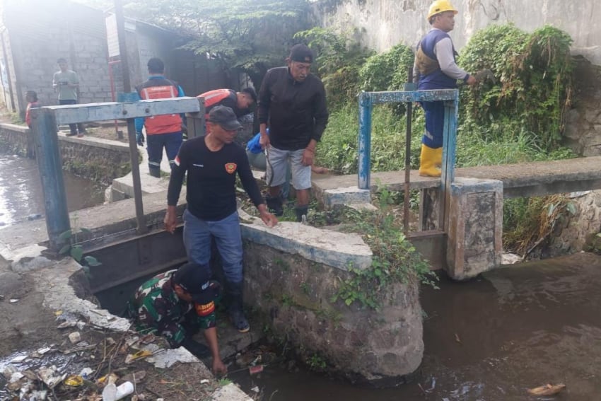 Babinsa Tunggulwulung Bersama Warga Kerja Bakti Bersihkan Lingkungan dan Sungai