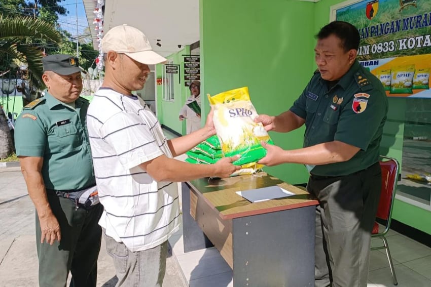 Koramil 0833-02/Kedungkandang Gelar Gerakan Pangan Murah Distribusi Beras SPHP
